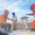 Villa Urquiza: bomberos salvaron a un joven que se sentó en una cornisa y amenazó con tirarse desde un piso 13