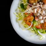 Almuerzo exprés sin horno: la ensalada tibia rica en proteínas que puede sacarte del apuro
