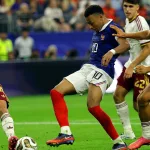 España hizo pesar su paternidad sobre Francia y le ganó otro duelo directo de peso