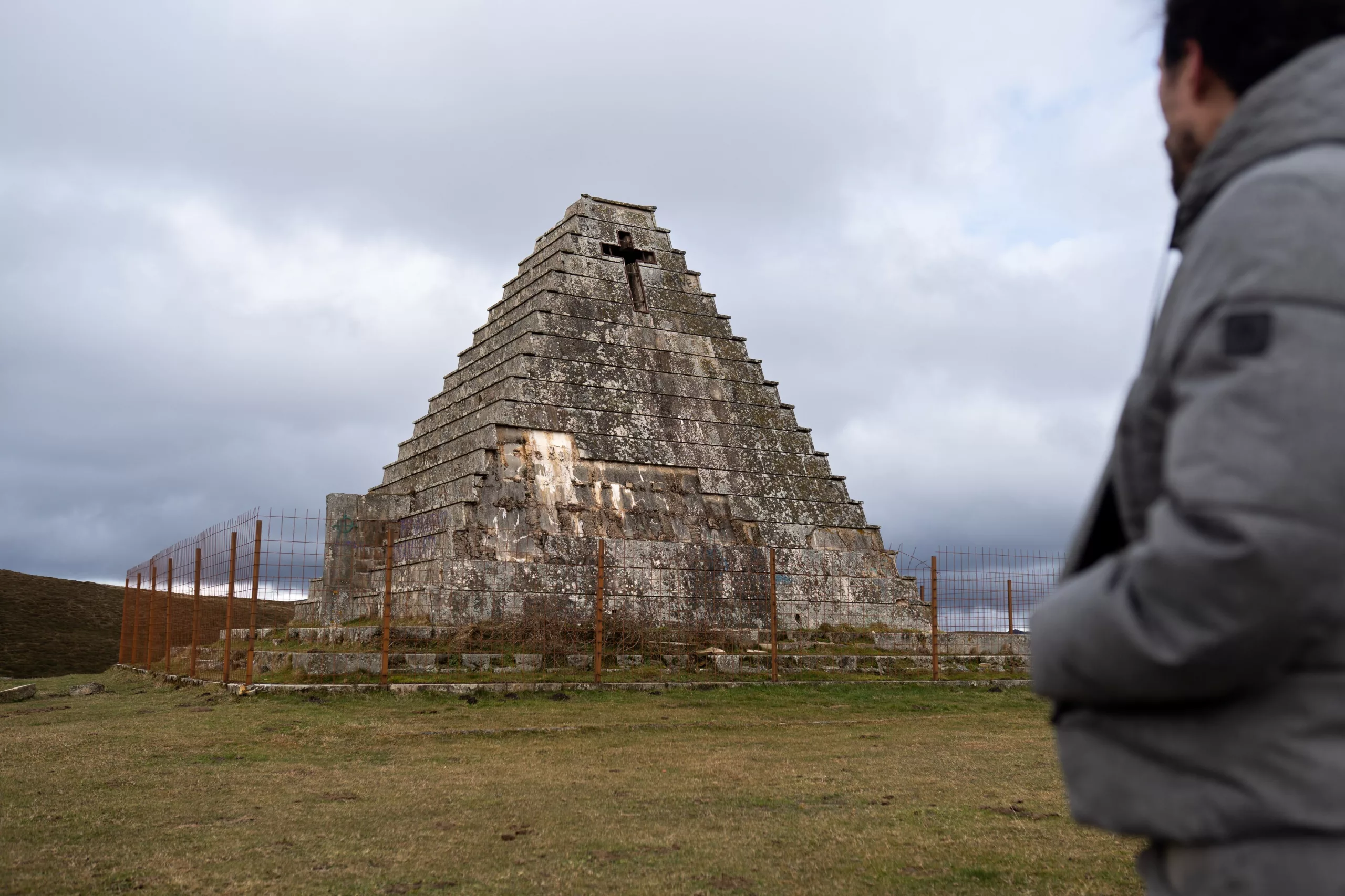 La Pirámide de los Italianos (Castilla y León) rodeada por una valla metálica.