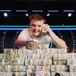 Dejó atrás a 9.207 rivales, salió campeón mundial de poker y ganó 10 millones de dólares