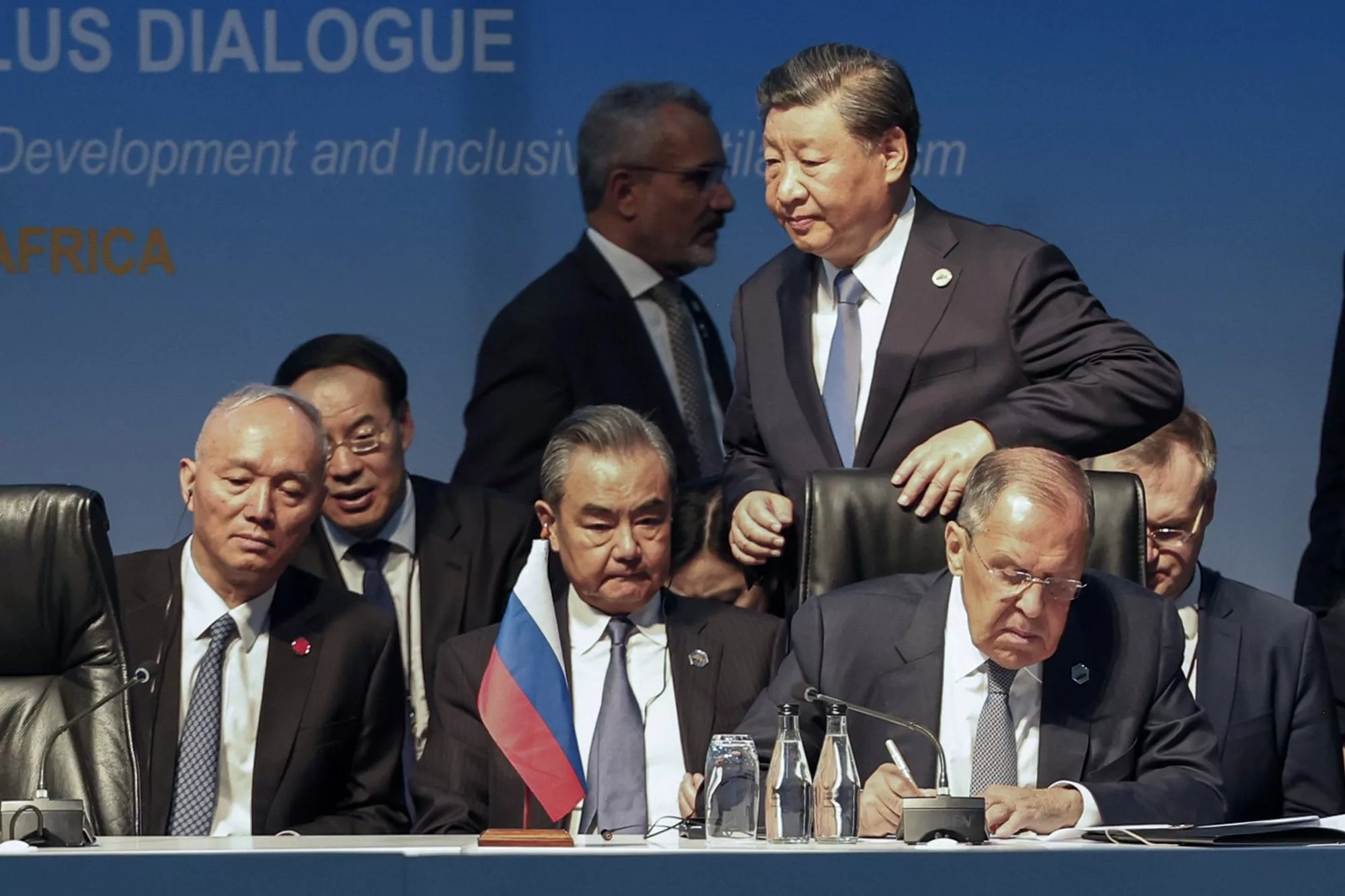 El presidente de China, Xi Jinping, junto al canciller ruso, Sergei Lavrov, y el canciller chino,  Wang Yi, en una cumbre de los Brics en Johannesburgo, Sudáfrica, el 24 de agosto. 