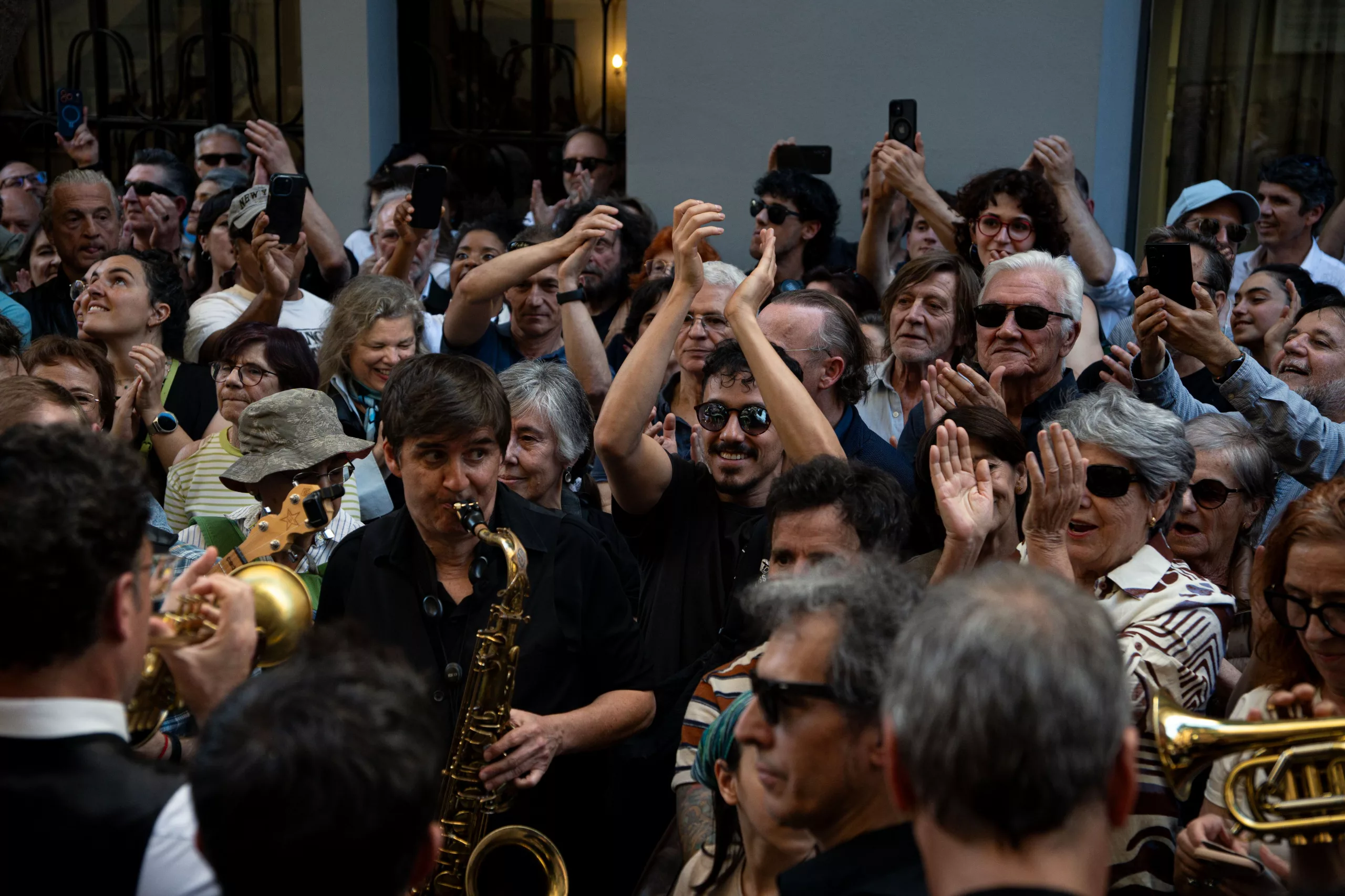 El pasacalles para anunciar el traslado del Café Central al Ateneo de Madrid, este jueves.