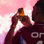 Estadio lleno y bengalas: la increíble presentación que impactó a Salah en Turquía