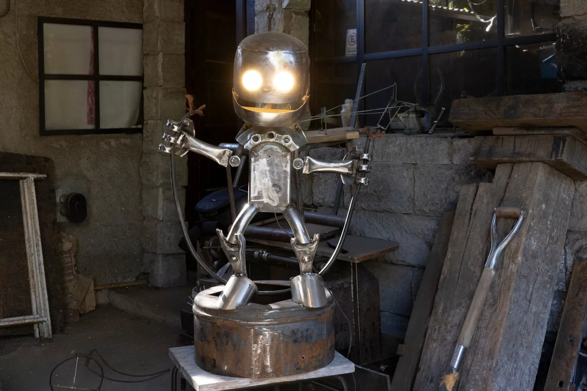 Aunque su fin último no es lo comercial,  varias de sus obras se encuentran en otros países como Holanda y España