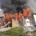 Un gran incendio arrasó con un histórico hotel de Bariloche frente al lago Nahuel Huapi