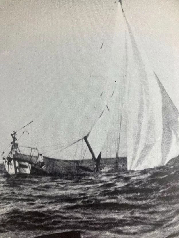El velero de los Bailey, hundiéndose.