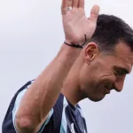 Con Dibu, Paredes titulares y Messi al banco, la formación de Argentina ante Jordania
