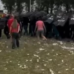 El video de otro escándalo con Andrés Merlos: le tiraron piedras y quisieron pegarle en Casilda