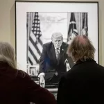 El retrato de Trump en la Galería Nacional fue modificado y ya no menciona los juicios políticos