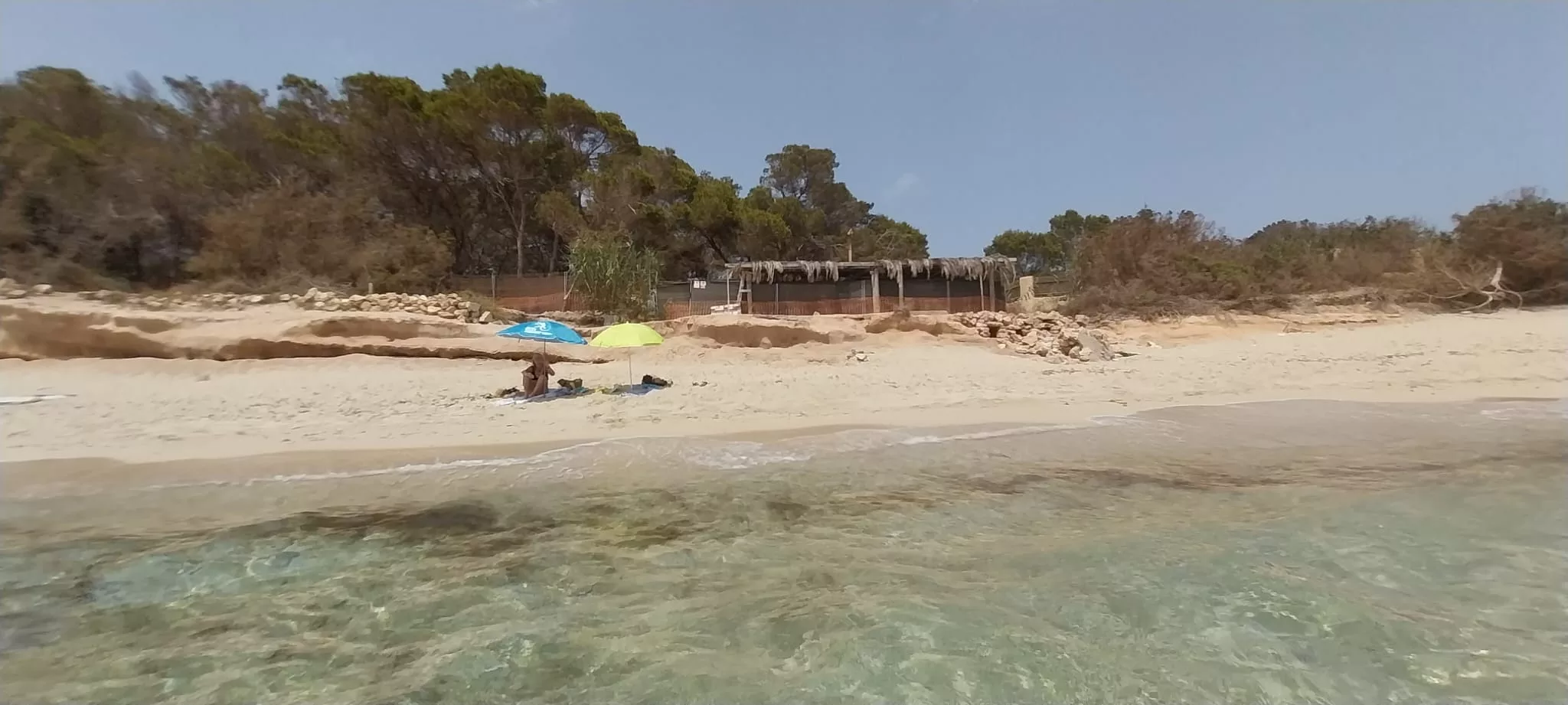 La playa de Migjorn de Formentera, con el chiringuito Pelayo en ruinas al fondo.