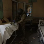 En el limbo bélico del frente de Ucrania: una ciudad de autómatas y un cadáver olvidado en el hospital