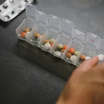 La ley de Illinois firmada por JB Pritzker que impacta en los medicamentos y entra en vigor el 1° de enero 2026