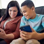¿Acaso los padres comparten demasiada información en línea? Los riesgos ocultos para los niños