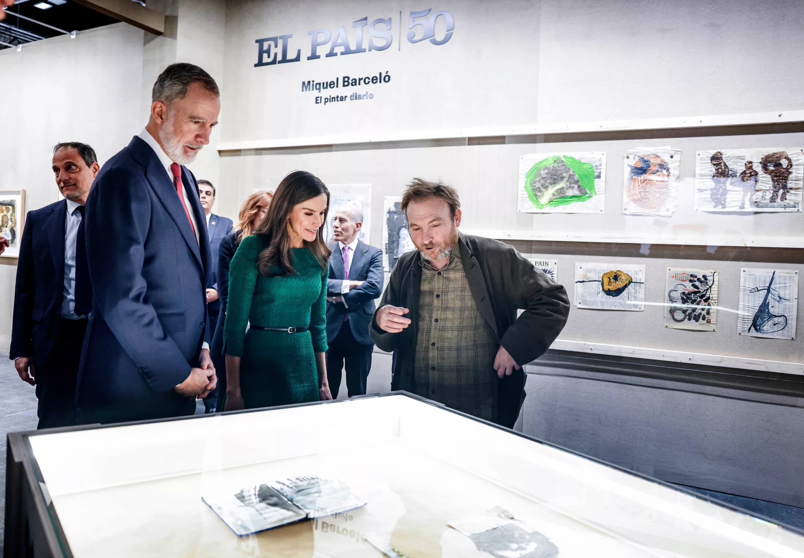 Los Reyes visitan el estand de El Pais en Arco.