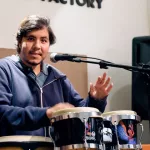 Tiene autismo, lidera una banda de rock y un documental sobre su vida llegó a los Emmy