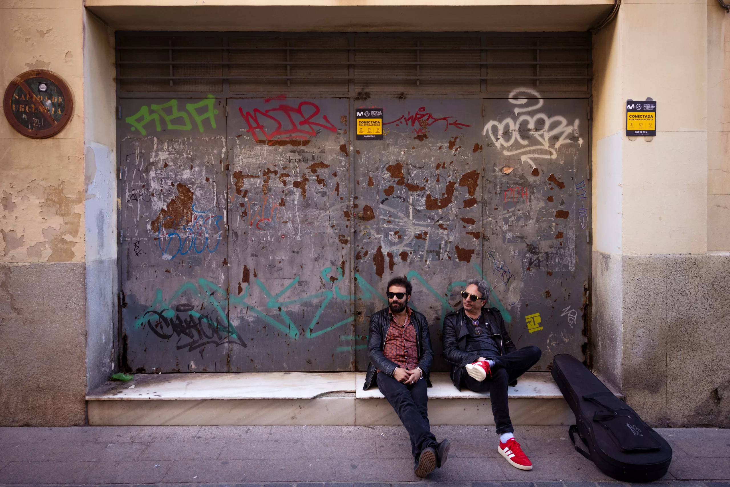 Canijo y El Ratón en un escalón del antiguo Cine Jerezano, en la calle Caracuel de Jerez. Es ese escalón se ponían a tocar junto a Migue cuando empezaron con Los Delinqüentes.