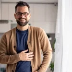 El cárdigan elegante de entretiempo que triunfa entre los hombres: 8 colores otoñales por menos de 25 euros