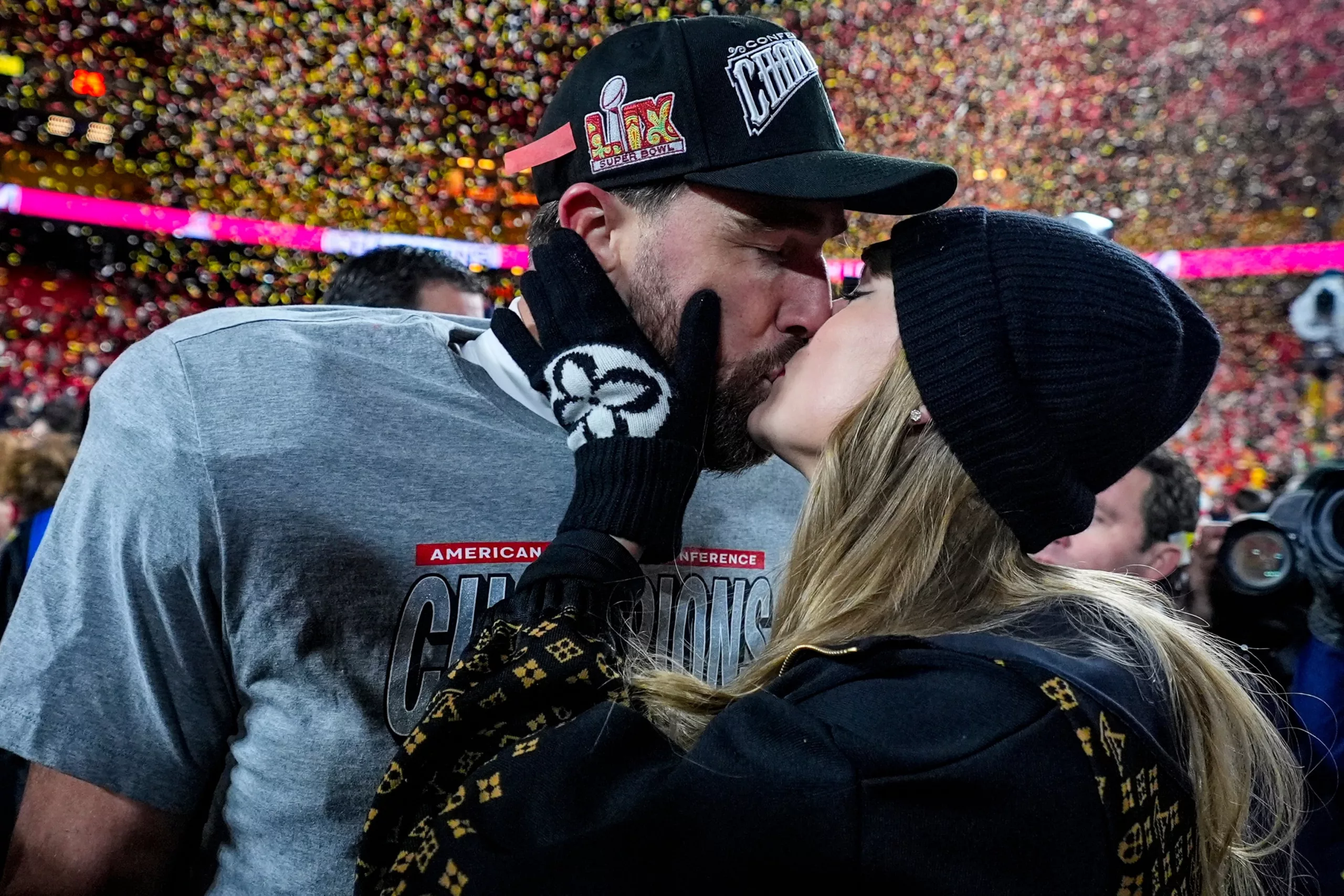 El tight end Travis Kelce de los Chiefs de Kansas City y la cantante Taylor Swift se besan tras el campeonato de la AFC contra los Bills de Buffalo, el 26 de enero de 2026, en Kansas City, Missouri. (AP Foto/Ashley Landis)