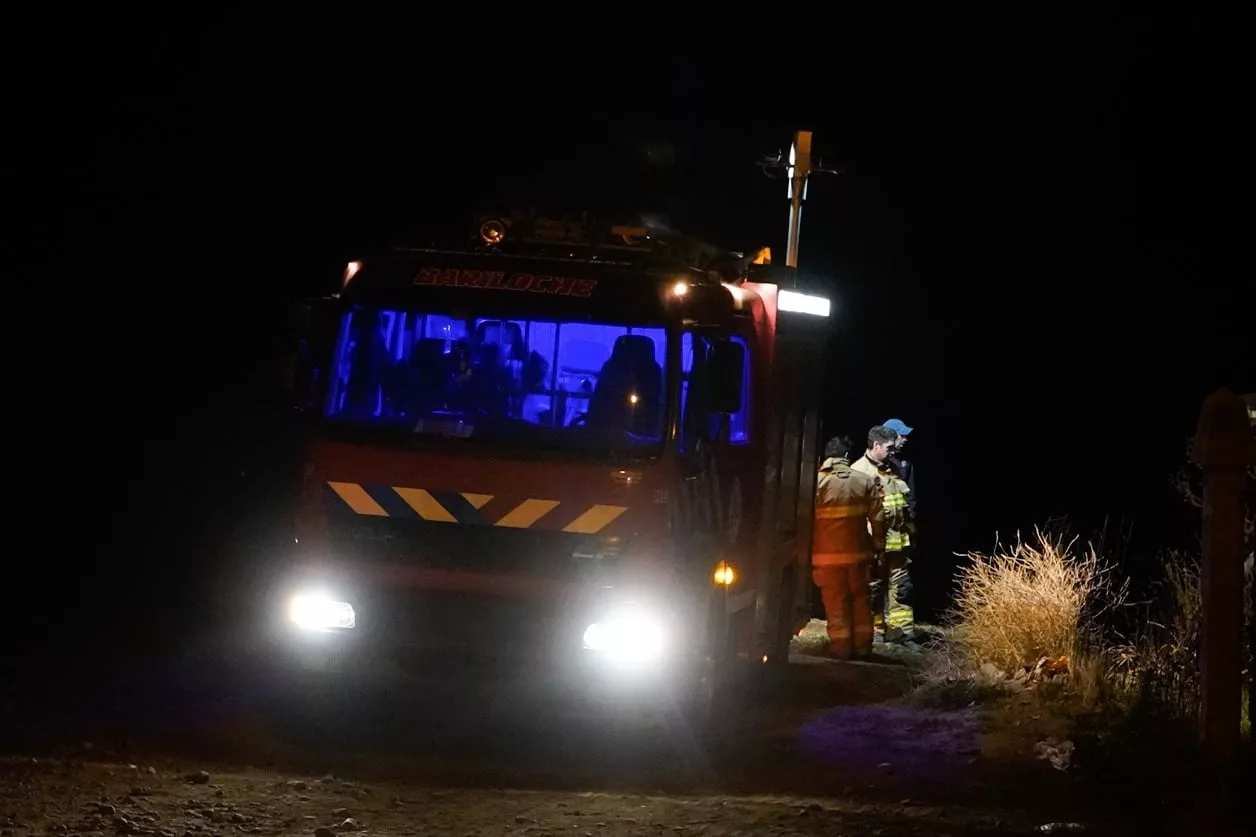 Tanto policías como bomberos trabajaron durante la noche tras el hallazgo del cuerpo