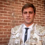 El torero valenciano El Niño de las Monjas sufre una aparatosa cornada en el cuello en Perú
