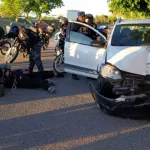 Borracho, arremetió contra un inspector, huyó a gran velocidad y terminó incrustado contra un poste