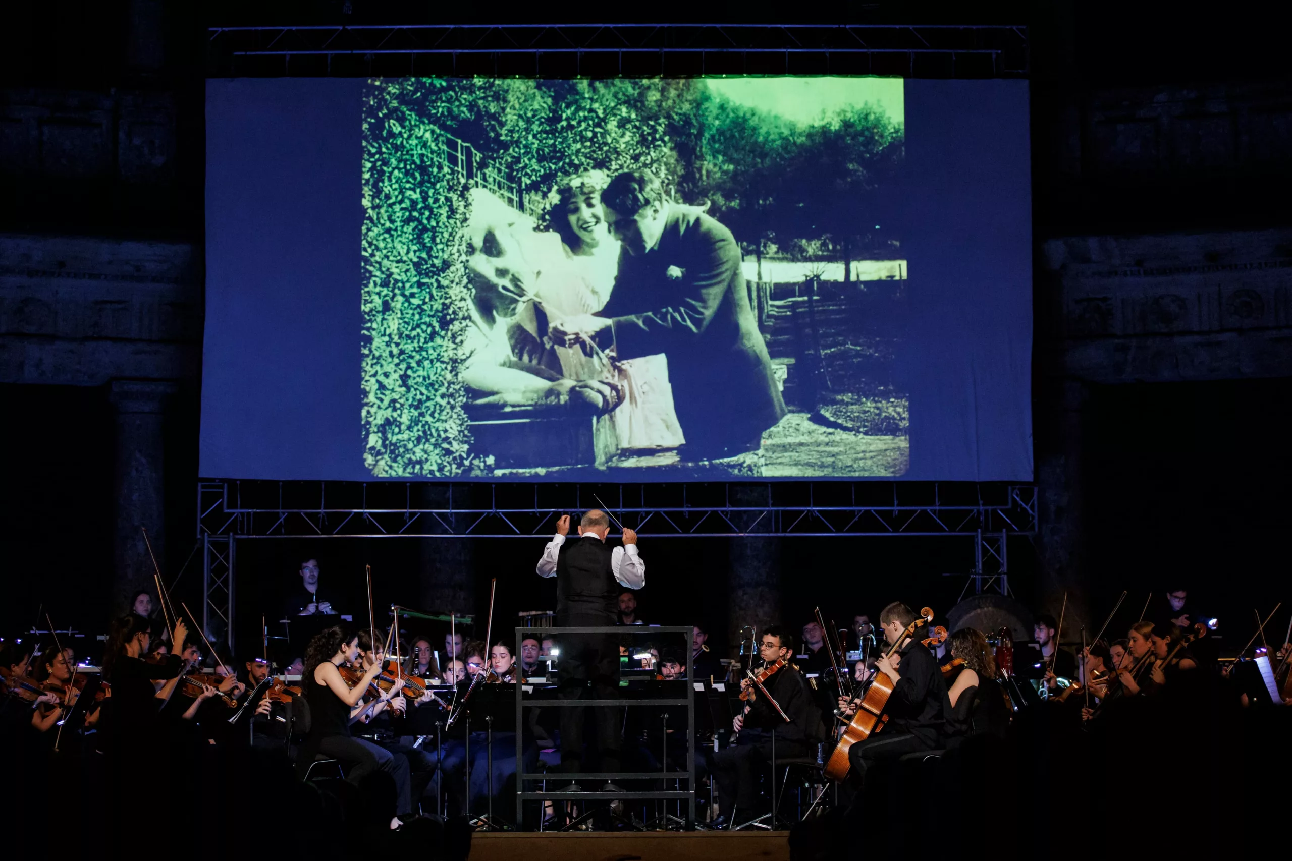 Una secuencia de la película ‘Rapsodia satánica’ con música de Pietro Mascagni, con Timothy Brock dirigiendo a la Joven Orquesta Nacional de España, el 5 de julio en el Palacio de Carlos V de Granada.