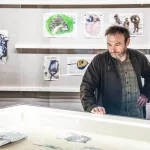 Los Reyes contemplan en el estand de Arco de EL PAÍS la renovada vigencia de los viejos periódicos convertidos en arte por Barceló