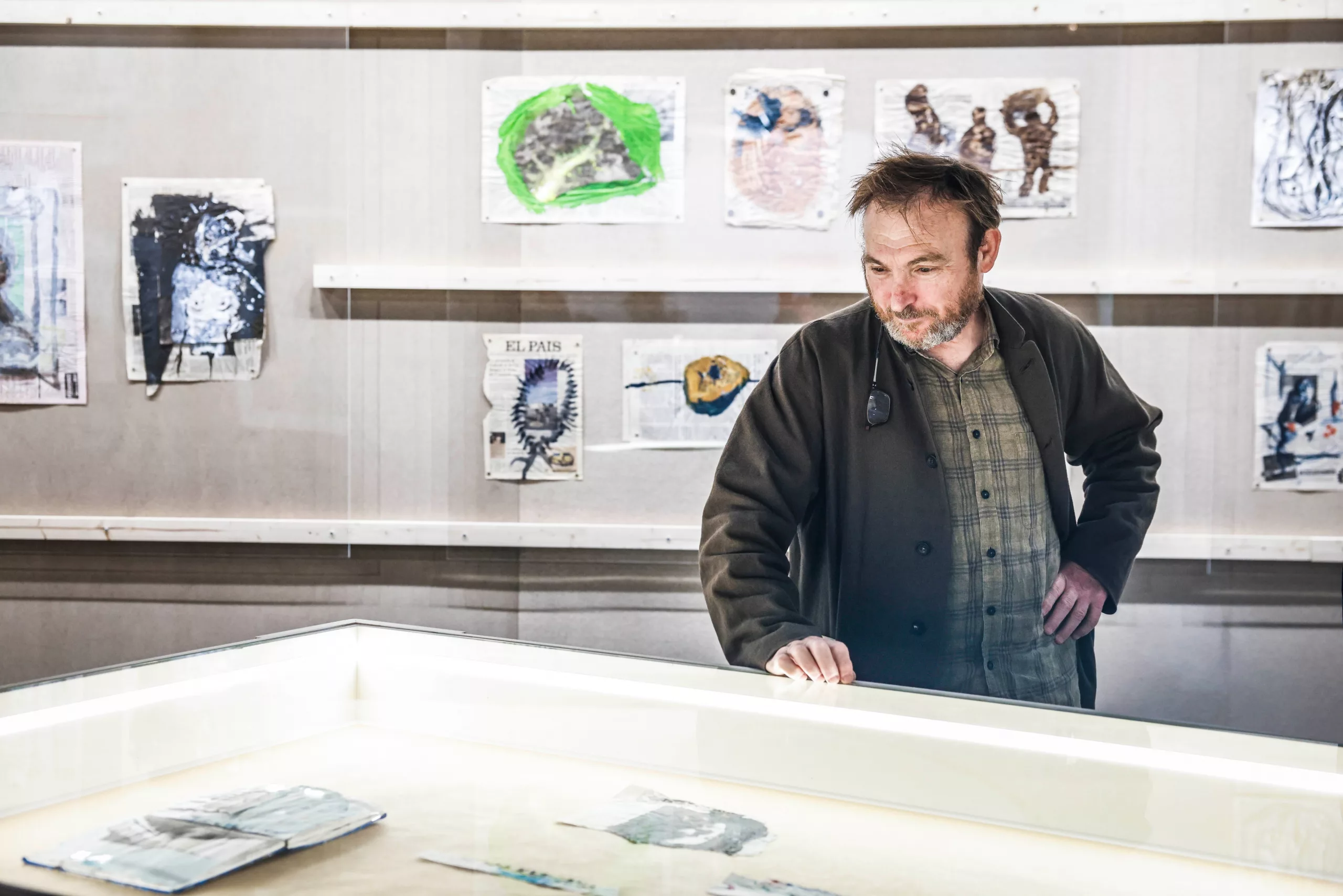 Los Reyes contemplan en el estand de Arco de EL PAÍS la renovada vigencia de los viejos periódicos convertidos en arte por Barceló