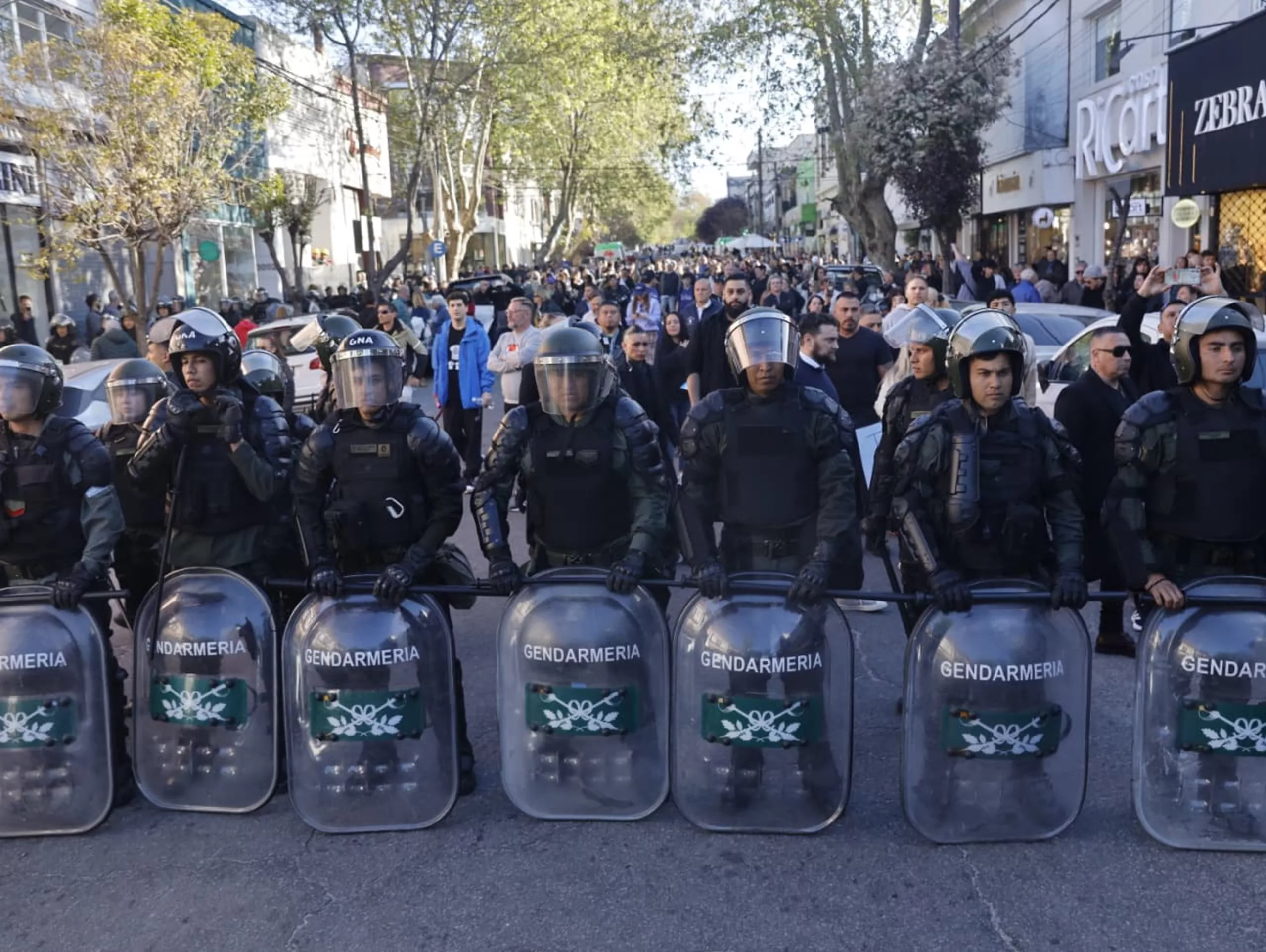 Protestas y público en Mar del Plata por la recorrida del presidente Javier Milei en un acto de campaña