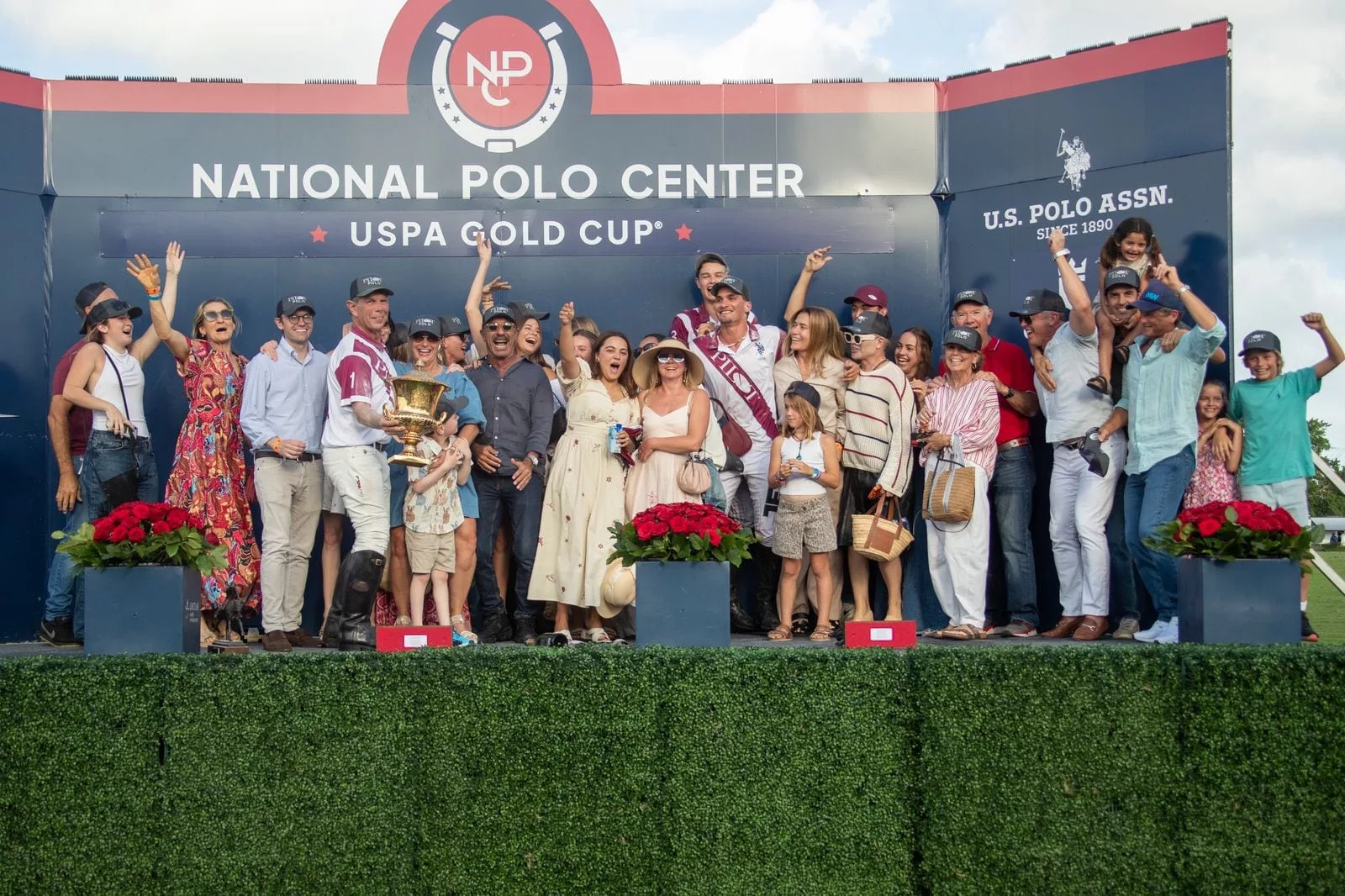 El festejo con todos tras ganar Pilot la Copa de Oro