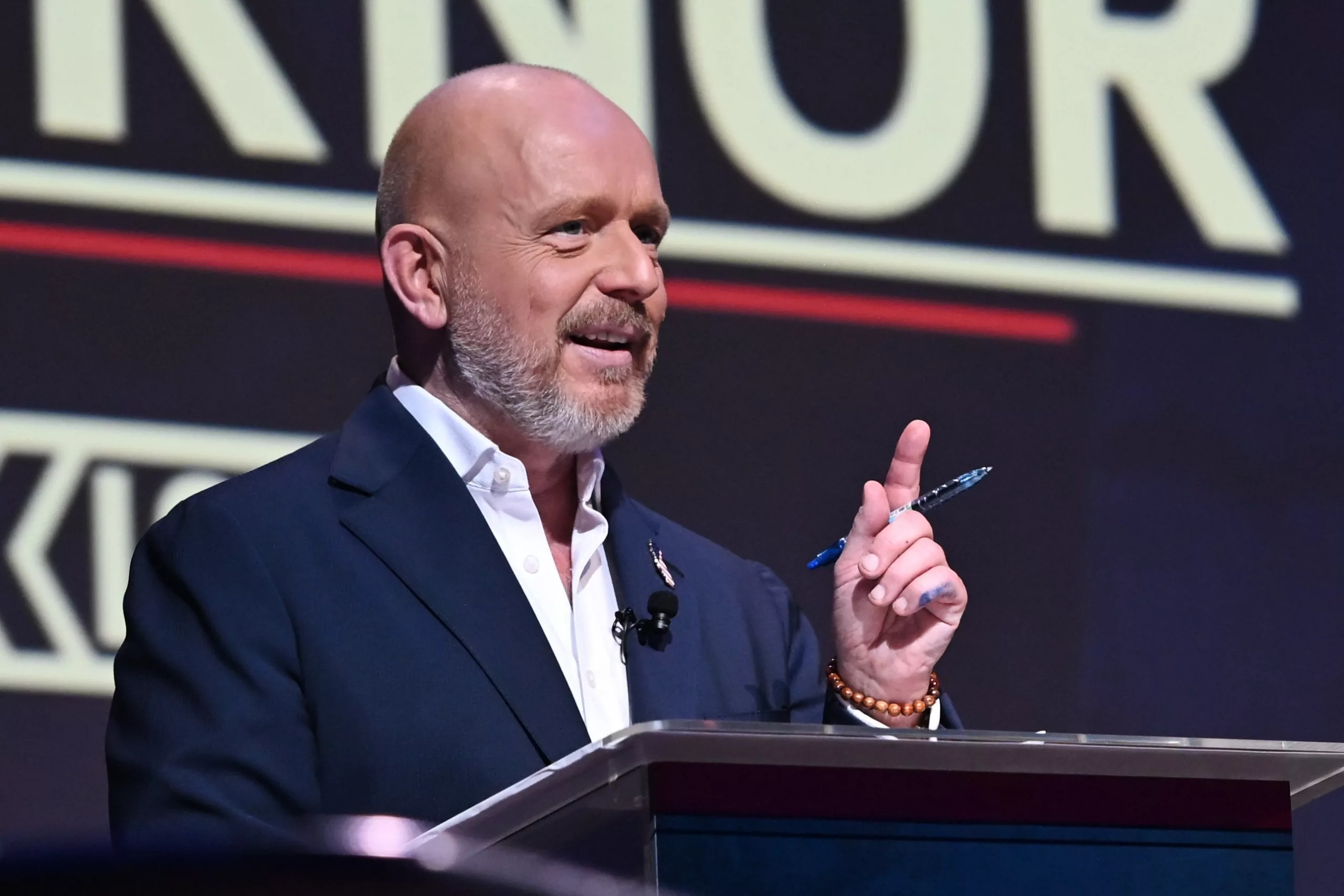 Hilton nació en el Reino Unido y se mudó a California en 2012