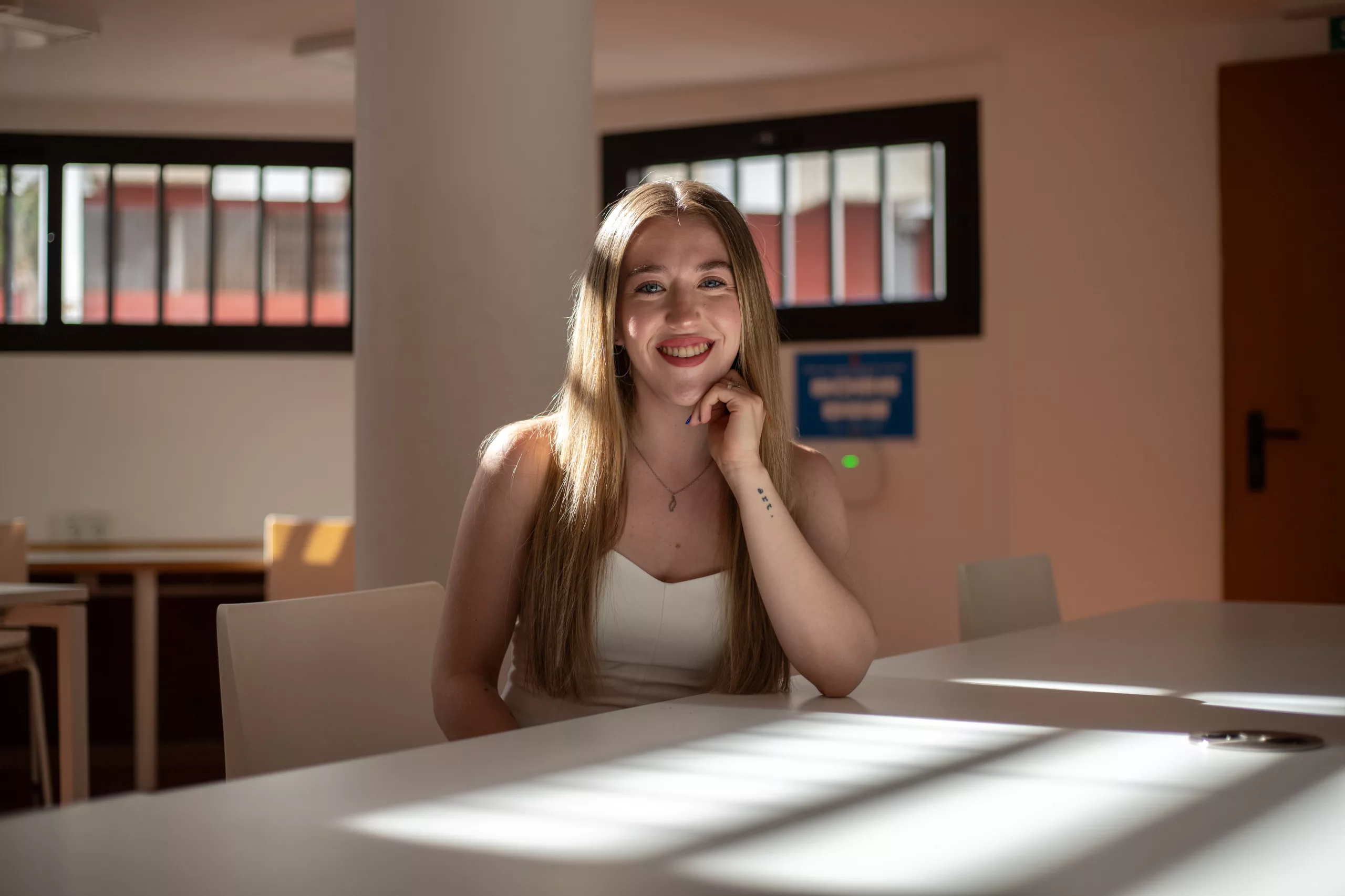Tiara Lomba, estudiante de psicología, en la Biblioteca Insular de Lanzarote. 