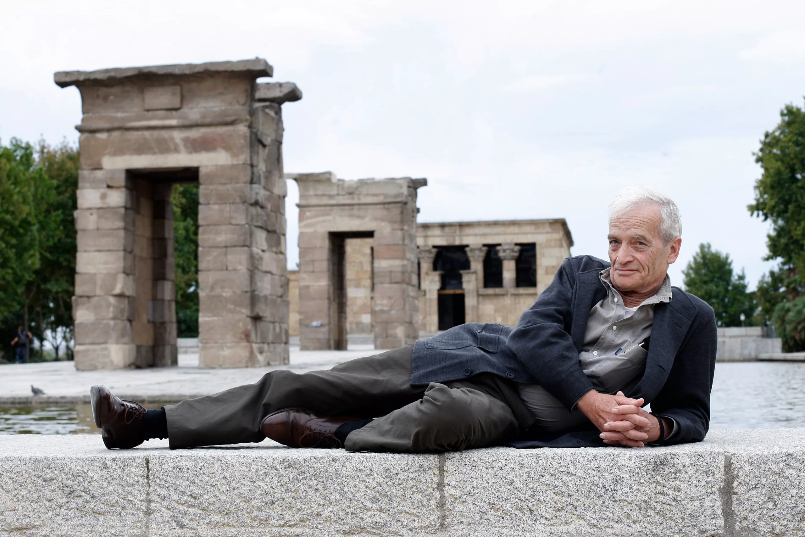 Entrevista del escritor Luis Goytisolo, en el Templo de Debod del Parque del Oeste, en 2009.