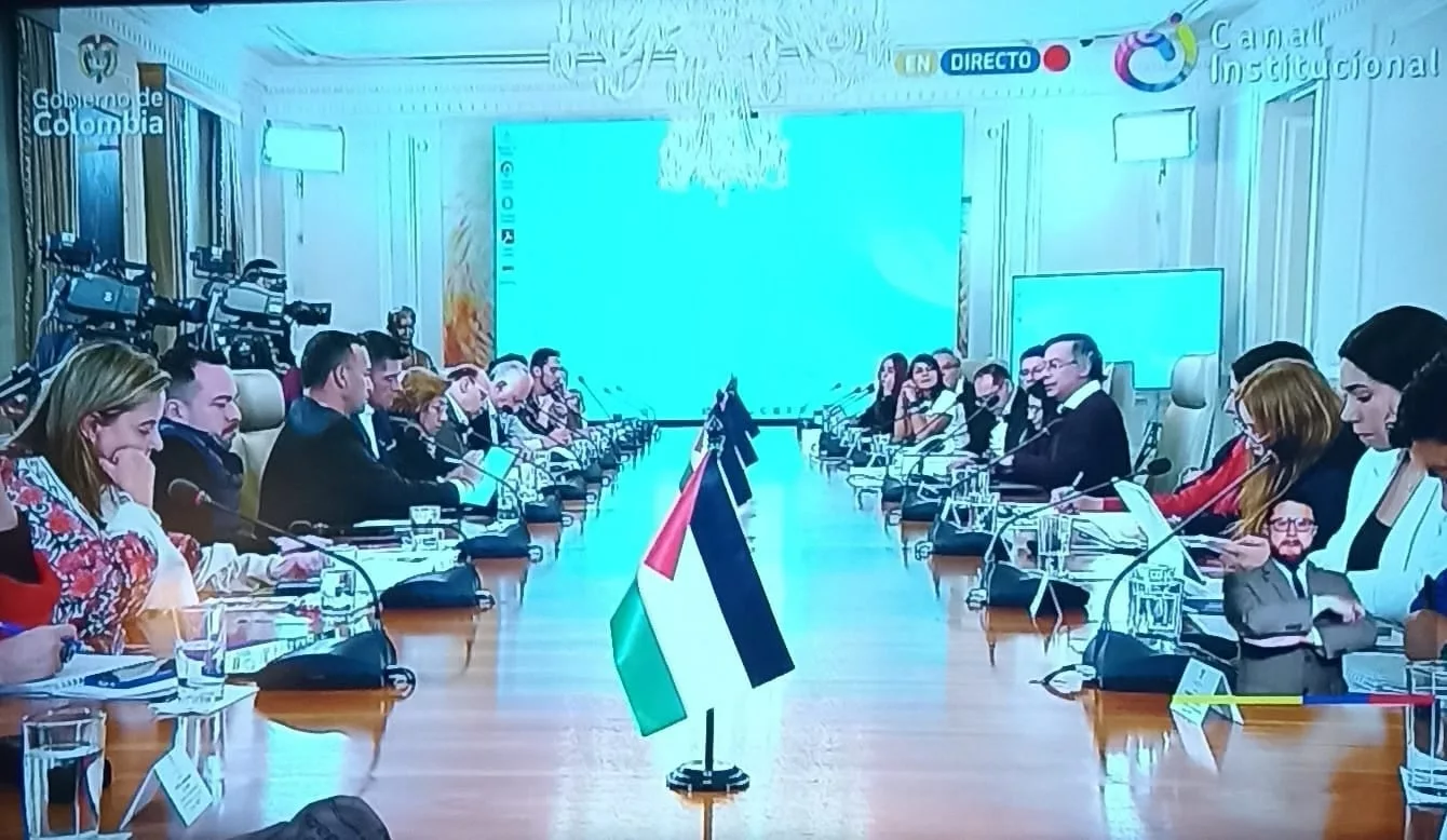 Las reuniones de gabinete de Colombia se transmiten en vivo, junto a los retos presidenciales