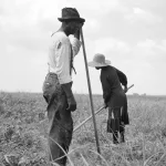 La desolación de la fotografía de Dorothea Lange tiñe de blanco y negro la Costa Brava