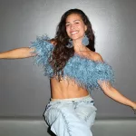 Tiene 24 años. Es la hija de un famosísimo cantante, logró hacer un camino propio en la música y está nominada a los Latin Grammy