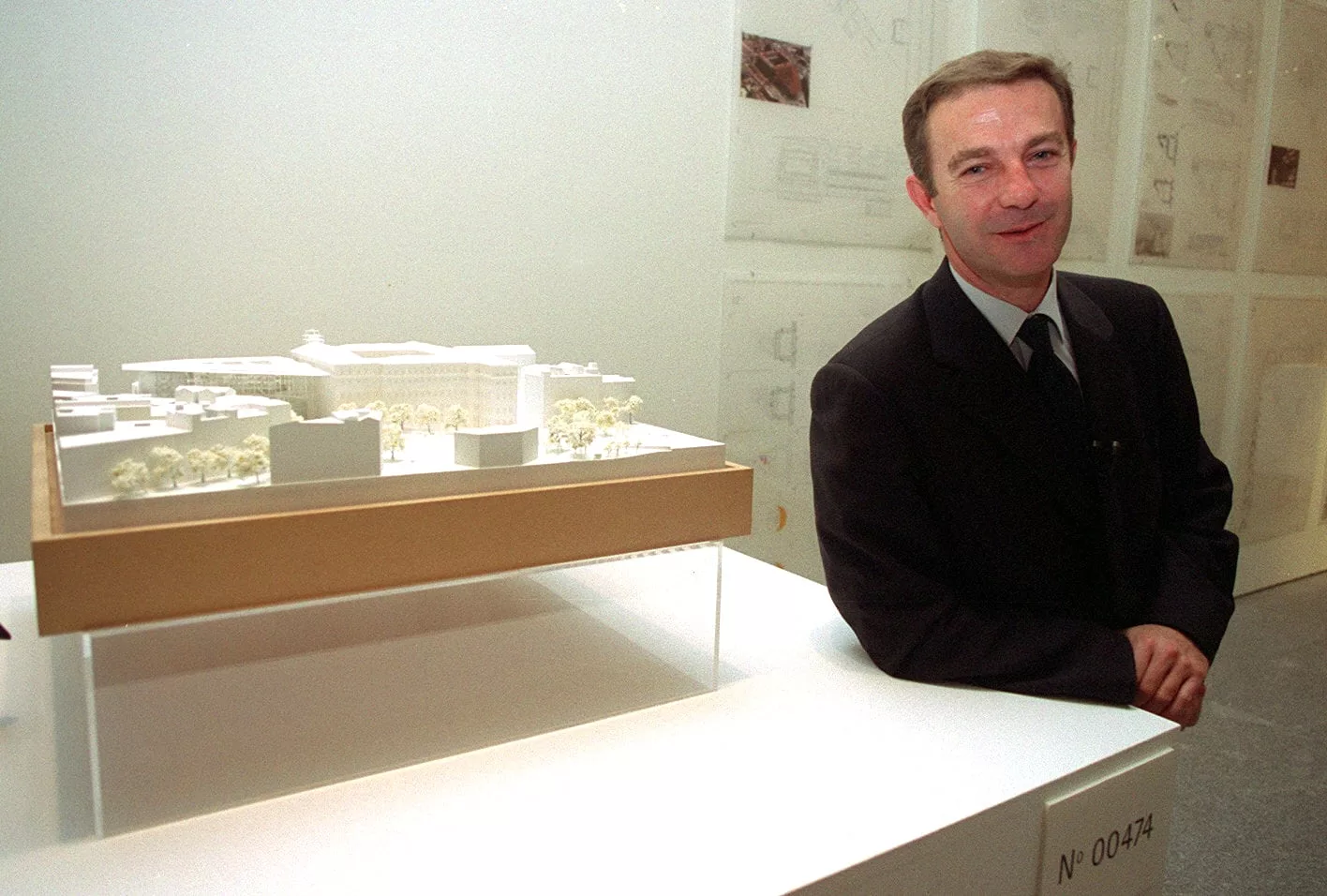 José Guirao, cuando era director del Museo Reina Sofía, junto a la maqueta ganadora del proyecto de ampliación del edificio, obra de Jean Nouvel, en noviembre de 1999.