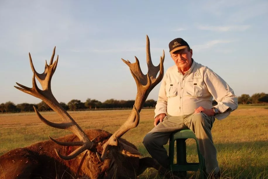 Federico Zichy Thyssen fue un cazador experto. La foto, tomada en La Pampa, en 2011, lo muestra junto a un ciervo colorado de 25 puntas