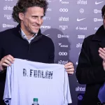 Las bombas de Diego Forlán en su presentación con Uruguay: el regreso de Luis Suárez y la comparación con Bielsa