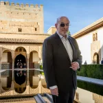 Salman Rushdie regresa a la Alhambra: “Para atacar un libro, el requisito es no leerlo”