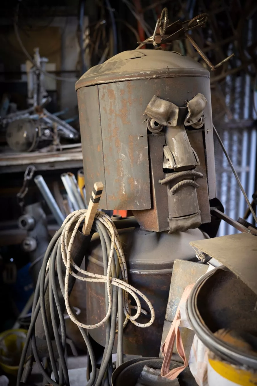 Una de las obras que el artista de chatarra crea con gran sentido del humor