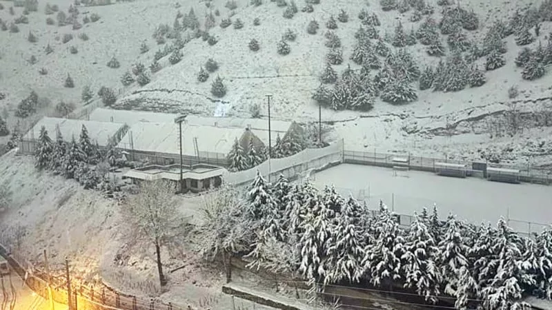 Partes de Teherán están cubiertas de nieve, días después de que una lluvia negra y tóxica cayera sobre la capital