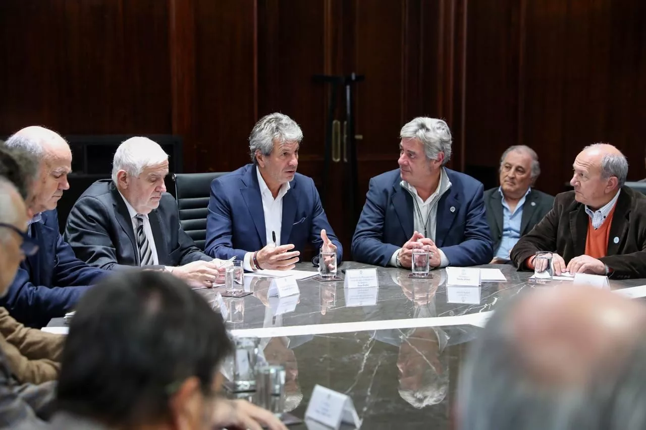 El Subsecretario de Producción Agropecuaria y Forestal, Sergio Iraeta; el de Bioeconomía, Fernando Vilella; el secretario de Planeamiento y Gestión del Desarrollo Productivo y de la Bioeconomía, Juan Pazo, y el presidente de CRA, Carlos Castagnani