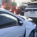 Violento choque de tres autos en Costanera: hay cinco heridos y personas atrapadas