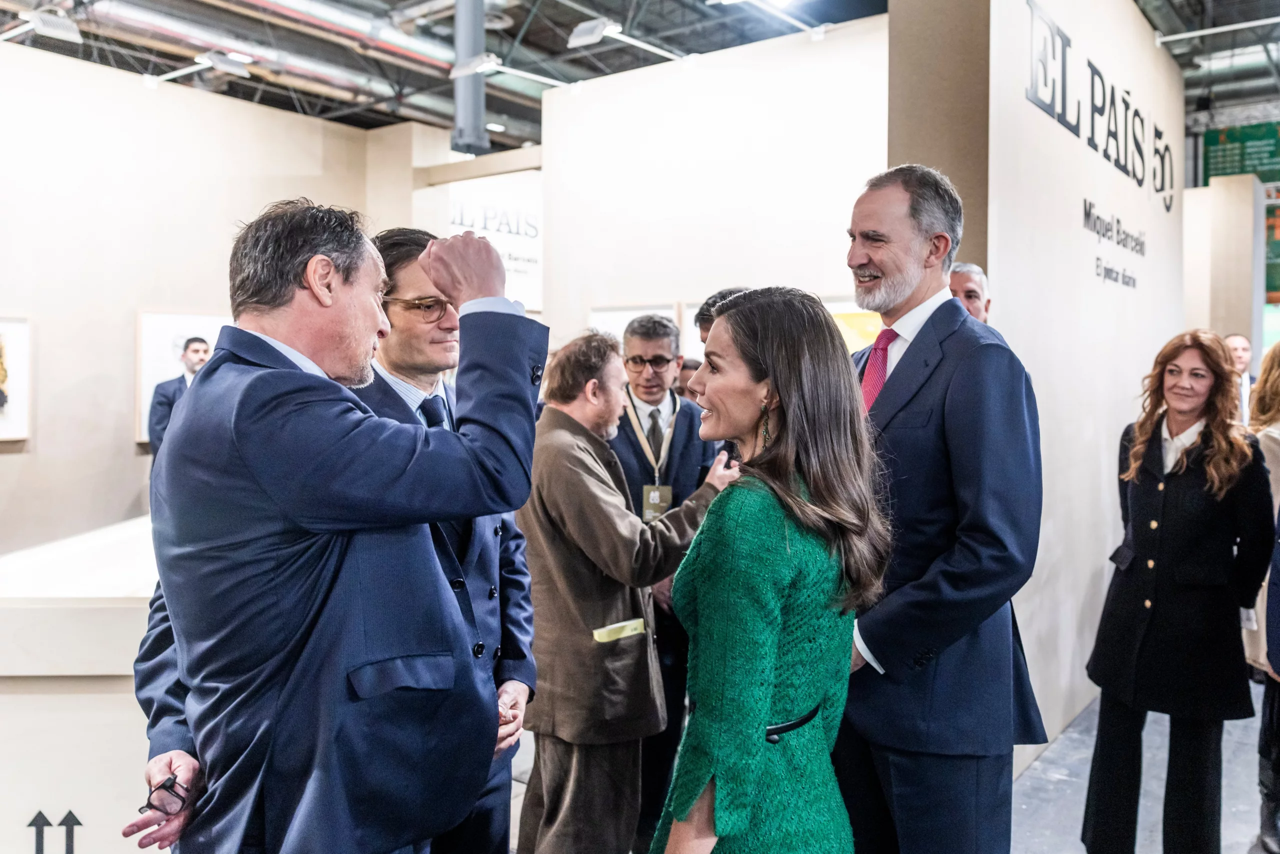 Los reyes charlan con Martínez Ahrens y Oughourlian durante su visita al estand.