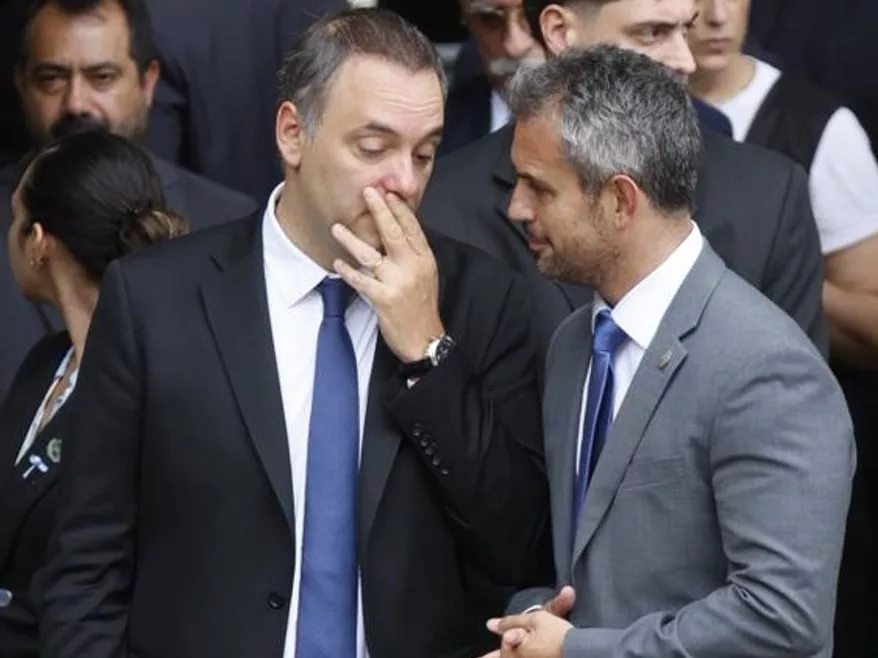 El jefe de Gabinete charla con Martín Menem durante el acto por Malvinas en la Plaza San Martín