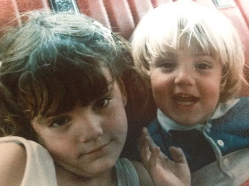 Pedro Pascal con su hermana mayor, Javiera, durante su niñez en San Antonio, Texas (Foto: Instagram @pascalispunk)