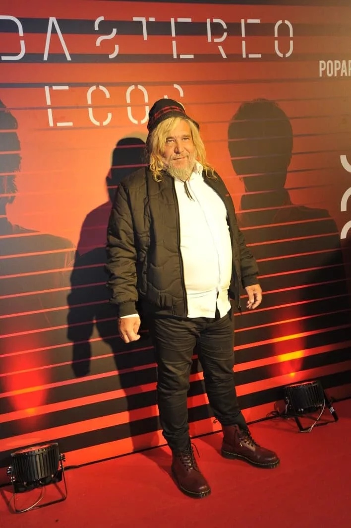 Tras su paso por Masterchef Celebrity, donde su figura se hizo popular para el gran público, Walas se robó todas las miradas en la alfombra roja. El líder de Massacre optó por un look más formal: lució unos pantalones negros que combinó con una camisa blanca