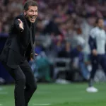Video: el cruce de los Simeone con Ben White por pisar el escudo del Atlético Madrid